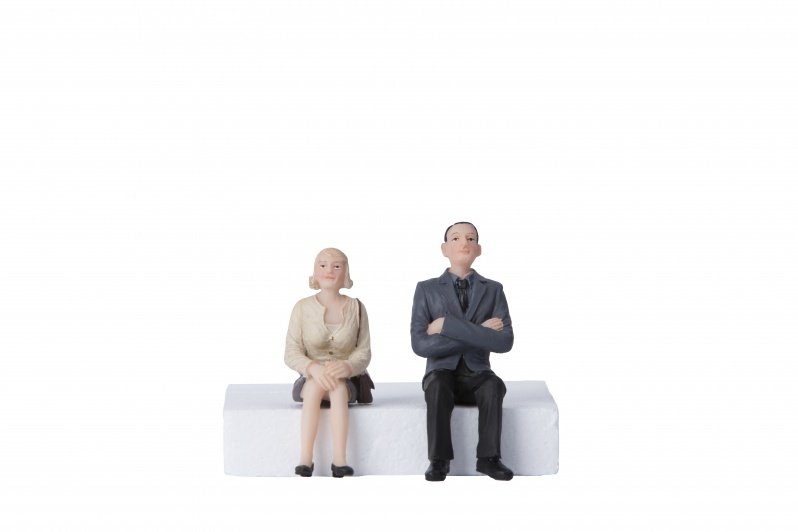 G Scale Sitting Man And Woman