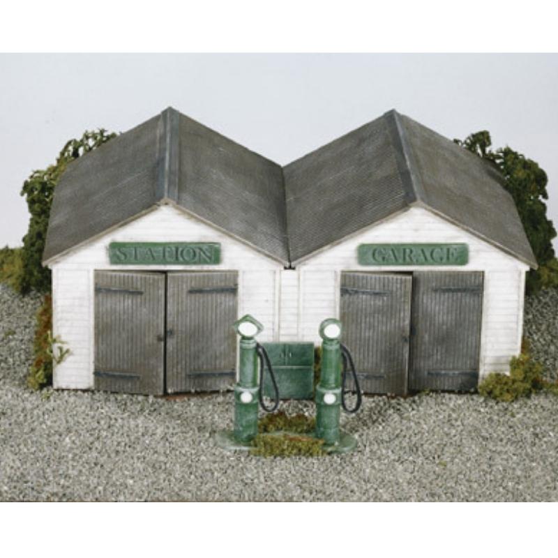 Wills Kits OO Gauge Station Garage, with vintage pumps and oil